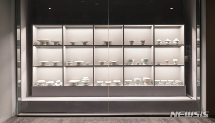 [서울=뉴시스] 호림박물관이 개관 40주년을 기념해 서울 강남구 신사분관에서 특별전 '기억'(記憶)을 6월30일까지 연다. 사진은 백자제기, 조선시대. (사진=호림박물관 제공) 2022.02.16. photo@newsis.com *재판매 및 DB 금지