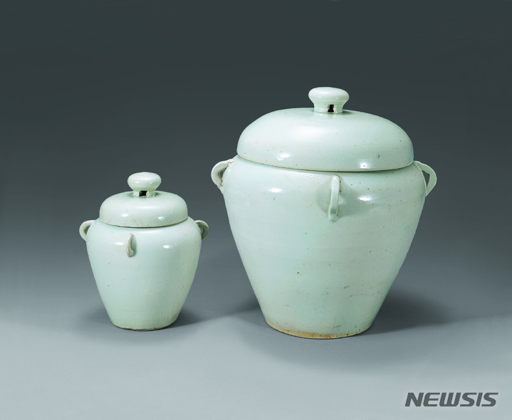 [서울=뉴시스] 호림박물관이 개관 40주년을 기념해 서울 강남구 신사분관에서 특별전 '기억'(記憶)을 6월30일까지 연다. 사진은 백자태항아리와 태지석(보물), 조선17세기. (사진=호림박물관 제공) 2022.02.16. photo@newsis.com *재판매 및 DB 금지