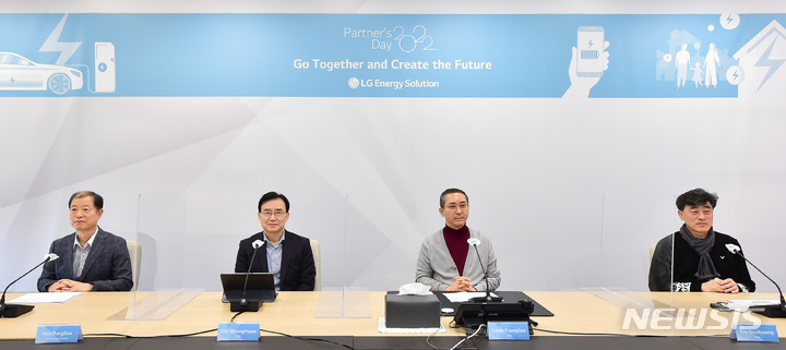 [서울=뉴시스]LG에너지솔루션이 16일 오후 서울 여의도 파크원 본사에서 온라인으로 국내외 파트너 기업들과 ‘상생과 협력’을 위한 ‘2022 파트너스 데이(Partner’s Day)’를 개최했다. (왼쪽부터) LG에너지솔루션 구매센터장 김동수 전무, CPO(생산 및 구매 최고책임자) 김명환 사장, CEO(최고경영자) 권영수 부회장, CQO(품질 최고책임자) 김수령 부사장. (사진=LG에너지솔루션 제공)