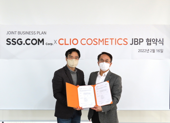 김현수 SSG닷컴 라이프스타일2담당(왼쪽)과 윤성훈 클리오 부사장이 업무협약 체결 후 기념사진 촬영을 하고 있다. (사진/SSG닷컴 제공) photo@newsis.com *재판매 및 DB 금지