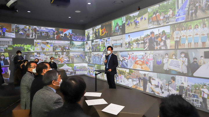 [인천=뉴시스] 김동영 기자 = 14일 인하대학교 정석학술정보관에서 열린 ‘인하 메타 스페이스(I-META SPACE)’의 현판식에 참석한 조명우 총장이 인사말을 하고 있다. 2022.02.16. (사진=인하대 제공) *재판매 및 DB 금지