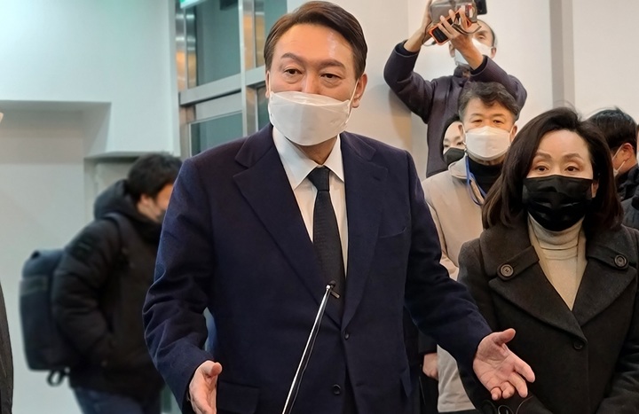 [천안=뉴시스] 이종익 기자 = 윤석열 국민의힘 대선 후보가 16일 오후 유세버스 사고로 숨진 고(故) 국민의당 충남 논산·계룡·금산 지역 선거대책위원장의 빈소가 마련된 천안의 단국대병원 장례식장에서 조문 후 취재진의 질문에 답변을 하고 있다. 2022.02.16. 007news@newsis.com