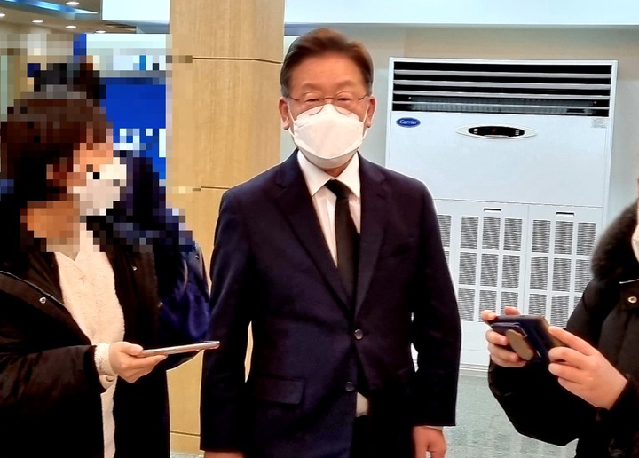 [천안=뉴시스] 이종익 기자 = 이재명 더불어민주당 대선 후보가 수행원 없이 16일 오후 충남 천안 단국대학교병원 장례식장에 마련된 고 손평오 국민의당 논산·계룡·금산 지역 선거대책위원장 빈소로 들어가고 있다. 2022.02.16. 007news@newsis.com