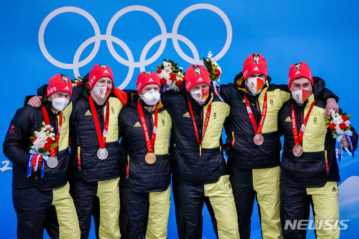 [베이징=AP/뉴시스] 2022 베이징동계올림픽 봅슬레이 남자 2인승에서 금, 은, 동메달을 싹쓸이한 독일 선수들. 2022.02.15
