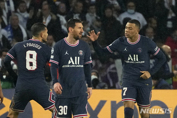 [파리=AP/뉴시스] 파리 생제르맹의 킬리안 음바페(오른쪽)이 지난 2월 16일(한국시간) 프랑스 파리에서 열린 레알 마드리드와 2021~22 UEFA 챔피언스리그 16강 1차전에서 골을 넣은 뒤 리오넬 메시(가운데) 등 동료들과 함께 기쁨을 나누고 있다. 2022.04.09.