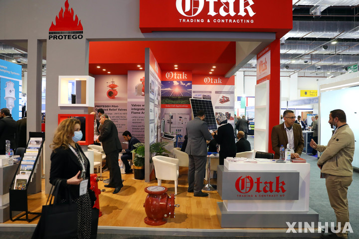 [ 카이로( 이집트)=신화/뉴시스] 이집트 카이로에서 열린 이집트석유박람회의 지난 해 전시장. 올해에는 500여 업체와 3만 2000명의 방문객이 참여하며 이집트의 석유 및 액화천연가스 거래와 기술 교류의 중심이 되고 있다. 