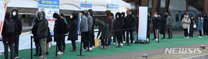[서울=뉴시스] 이영환 기자 = 0시 기준 코로나19 신규확진자가 9만443명 발생한 16일 오전 서울 송파구보건소 선별진료소를 찾은 시민들이 신속항원검사와 PCR검사를 받기 위해 대기하고 있다. 2022.02.16. 20hwan@newsis.com