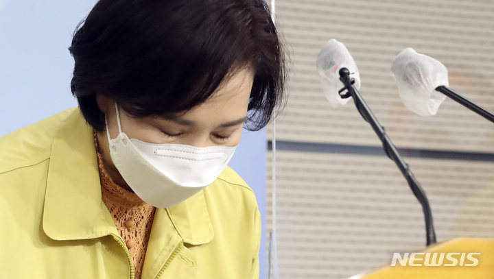 [세종=뉴시스] 강종민 기자 = 유은혜 부총리 겸 교육부 장관이 16일 오전 정부세종청사에서 온전한 학교의 일상회복을 위해 교육부 장관으로서 끝까지 책임을 다하겠다고 밝히고 있다. 2022.02.16. ppkjm@newsis.com