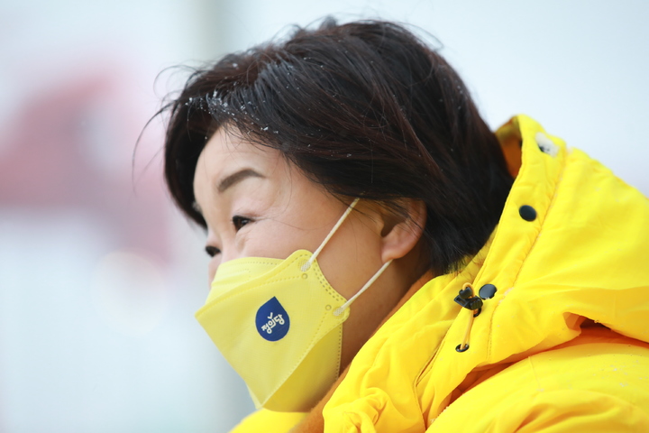 [영암=뉴시스] 최진석 기자 = 심상정 정의당 대선 후보가 16일 전남 영암군 현대 삼호중공업 정문 앞에서 출근길 인사를 하고 있다. (사진=정의당 제공) 2022.02.16. photo@newsis.com *재판매 및 DB 금지