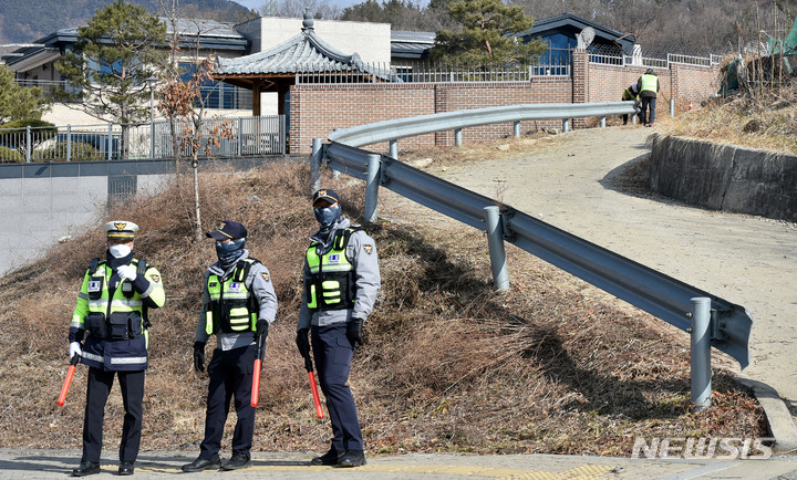 [대구=뉴시스] 이무열 기자 = 철거 업체 관계자들이 16일 오전 박근혜 전 대통령이 퇴원 후 머물 것으로 알려진 대구 달성군 유가읍 사저 뒤편 가드레일을 해체하고 있다. 2022.02.16. lmy@newsis.com