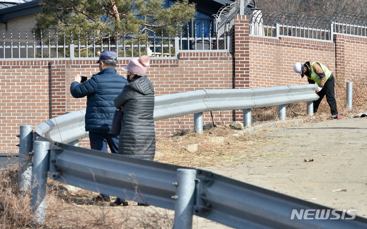 [대구=뉴시스] 이무열 기자 = 철거 업체 관계자들이 16일 오전 박근혜 전 대통령이 퇴원 후 머물 것으로 알려진 대구 달성군 유가읍 사저 뒤편 가드레일을 해체하고 있다. 2022.02.16. lmy@newsis.com