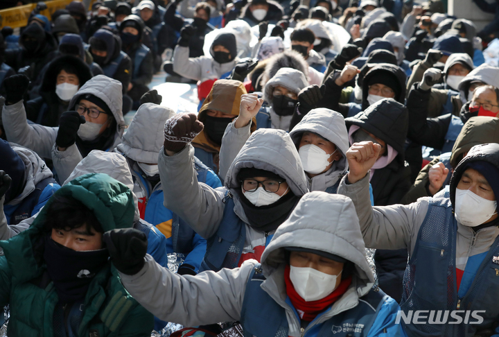 [서울=뉴시스] 조성우 기자 = 민주노총 전국택배노조 조합원들이 16일 오전 서울 중구 CJ대한통운 본사 앞에서 CJ대한통운 규탄 집회를 열고 과로사 방지를 위한 사회적 합의 이행을 촉구하고 있다. 2022.02.16. xconfind@newsis.com