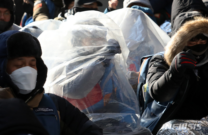[서울=뉴시스] 조성우 기자 = 민주노총 전국택배노조 조합원들이 16일 오전 서울 중구 CJ대한통운 본사 앞에서 CJ대한통운 규탄 집회를 열고 과로사 방지를 위한 사회적 합의 이행을 촉구하고 있다. 2022.02.16. xconfind@newsis.com