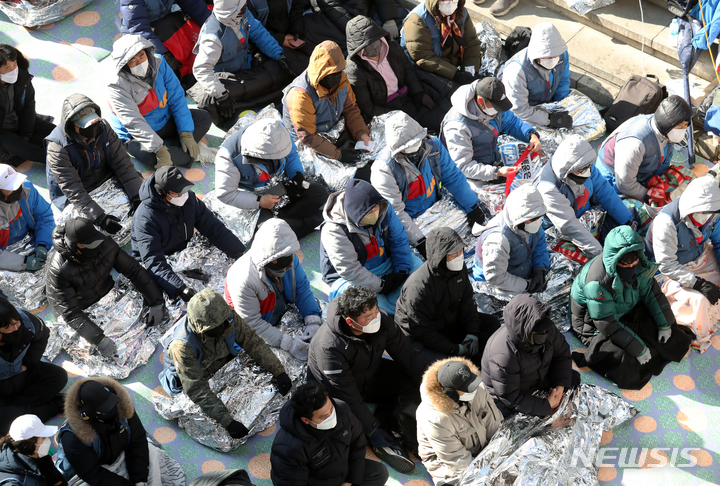 [서울=뉴시스] 조성우 기자 = 민주노총 전국택배노조 조합원들이 16일 오전 서울 중구 CJ대한통운 본사 앞에서 CJ대한통운 규탄 집회를 열고 과로사 방지를 위한 사회적 합의 이행을 촉구하고 있다. 2022.02.16. xconfind@newsis.com