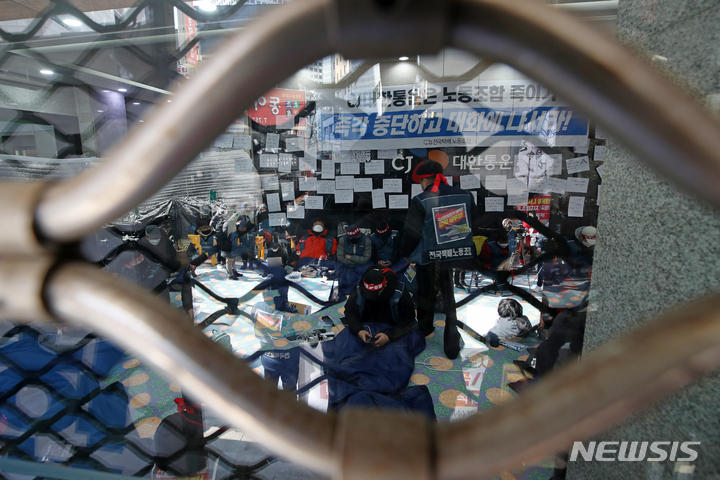 [서울=뉴시스] 조성우 기자 = 16일 오전 서울 중구 CJ대한통운 본사에서 전국택배노동조합 조합원들이 점거 농성을 하고 있다. 2022.02.16. xconfind@newsis.com