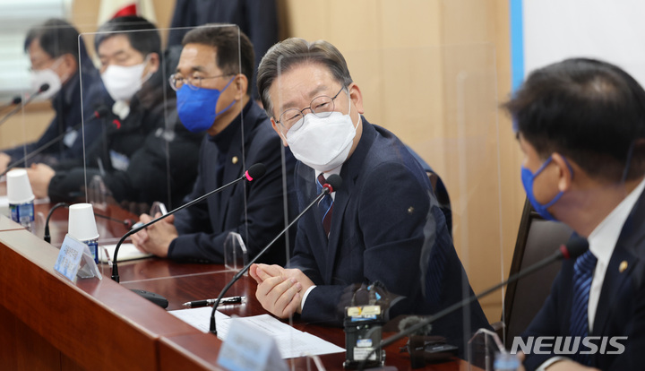 [서울=뉴시스] 국회사진기자단 = 이재명 더불어민주당 대선 후보가 16일 서울 강남구 전국개인택시공제조합에서 열린 택시4단체 정책협약식에서 인사말을 하고 있다. 2022.02.16. photo@newsis.com