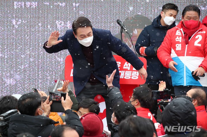 [광주=뉴시스] 전신 기자 = 윤석열 국민의힘 대선 후보가 16일 광주 광산구 송정매일시장을 방문해 지지를 호소하고 있다. 2022.02.16. photo1006@newsis.com