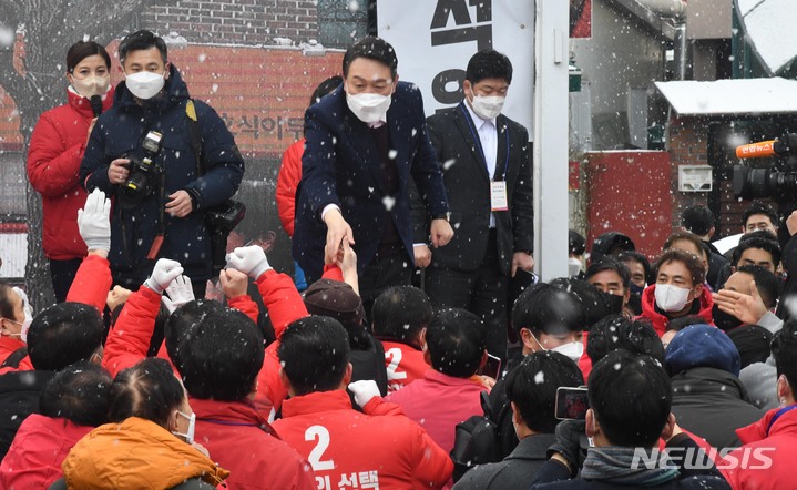 [광주=뉴시스] 전신 기자 = 윤석열 국민의힘 대선 후보가 16일 광주 광산구 송정매일시장을 방문해 지지를 호소하고 있다. 2022.02.16. photo1006@newsis.com
