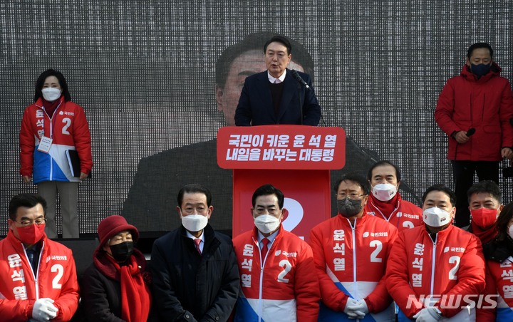 [광주=뉴시스] 전신 기자 = 윤석열 국민의힘 대선 후보가 16일 광주 광산구 송정매일시장을 방문해 지지를 호소하고 있다. 2022.02.16. photo1006@newsis.com