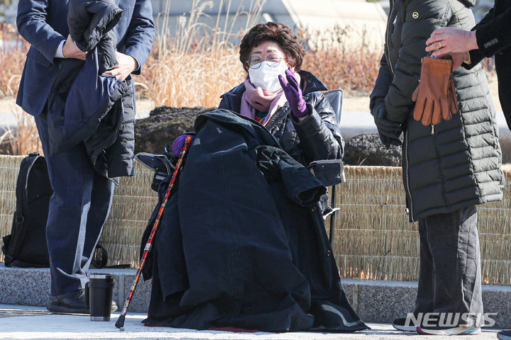 [서울=뉴시스] 권창회 기자 = 일본군 '위안부' 피해자 이용수 할머니가 16일 오전 서울 종로구 청와대 인근 분수대 광장에서 '위안부' 문제 유엔 고문방지위원회(CAT) 회부 촉구 서한에 대한 답변을 요구하고 있다. 이 할머니는 지난달 25일 청와대에 '위안부' 문제 CAT 회부 촉구 서한을 전달했다. 2022.02.16. kch0523@newsis.com