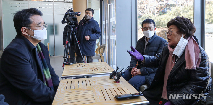 [서울=뉴시스] 권창회 기자 = 일본군 '위안부' 피해자 이용수 할머니가 16일 오전 청와대 인근 사랑채에서 청와대 관계자에게 '위안부' 문제 유엔 고문방지위원회(CAT) 회부 촉구 서한에 대한 답변을 요구하고 있다. 이 할머니는 지난달 25일 청와대에 '위안부' 문제 CAT 회부 촉구 서한을 전달했다. 2022.02.16. kch0523@newsis.com