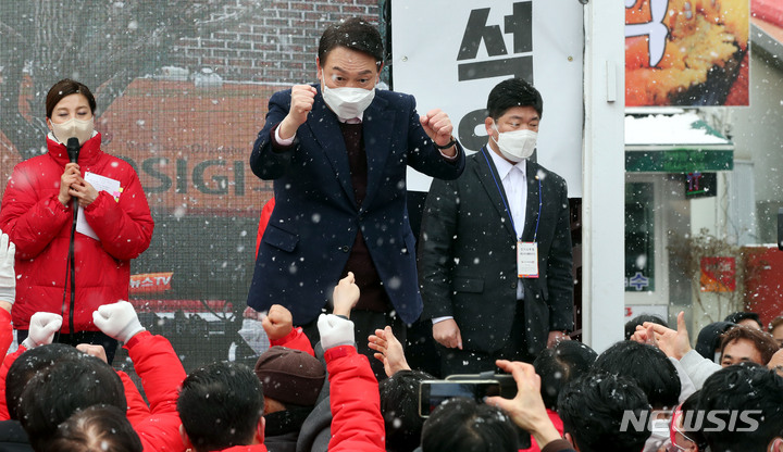 [광주=뉴시스] 전신 기자 = 윤석열 국민의힘 대선 후보가 16일 광주 광산구 송정매일시장에서 지지를 호소하고 있다. 2022.02.16. photo1006@newsis.com