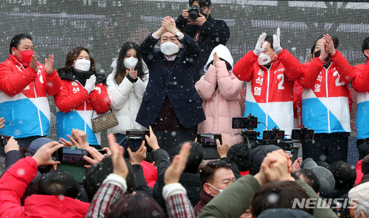 [광주=뉴시스] 전신 기자 = 윤석열 국민의힘 대선 후보가 16일 광주 광산구 송정매일시장에서 지지를 호소하고 있다. 2022.02.16. photo1006@newsis.com