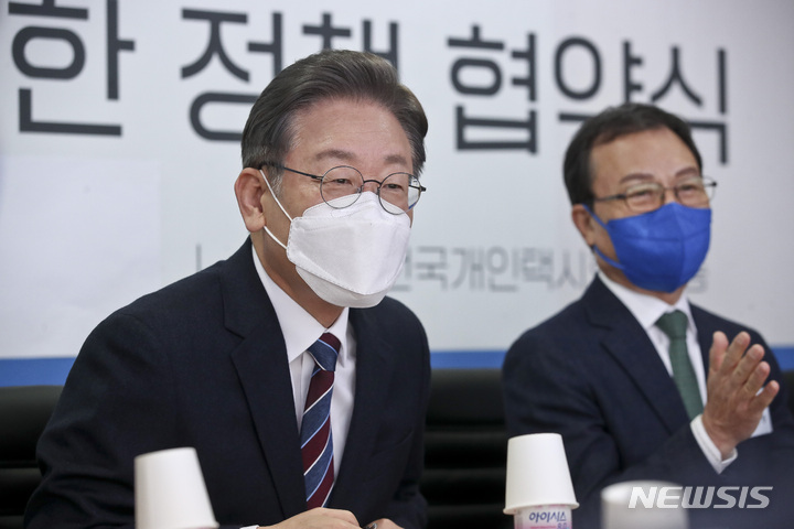 [서울=뉴시스] 국회사진기자단 = 이재명 더불어민주당 대선 후보가 16일 오전 서울 강남구 전국개인택시공제조합에서 열린 개인택시운송사업 발전을 위한 정책협약식에서 발언을 하고 있다. 2022.02.16. photo@newsis.com