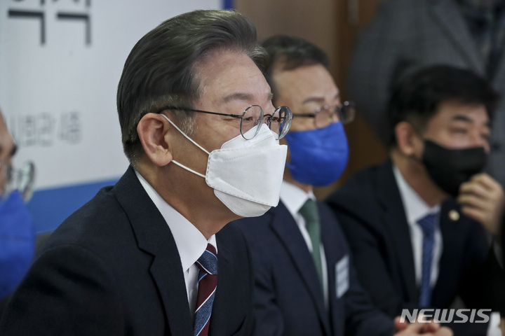 [서울=뉴시스] 국회사진기자단 = 이재명 더불어민주당 대선 후보가 16일 오전 서울 강남구 전국개인택시공제조합에서 열린 개인택시운송사업 발전을 위한 정책협약식에서 모두발언을 하고 있다. 2022.02.16. photo@newsis.com