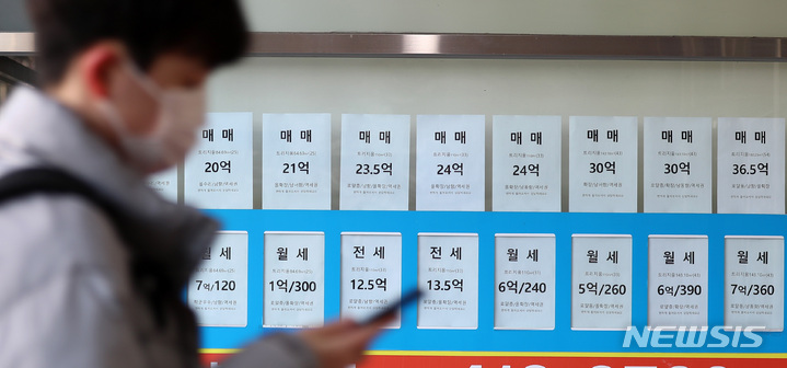 [서울=뉴시스] 이영환 기자 = 16일 오후 서울 시내의 부동산 매물정보 안내판. 2022.02.16. 20hwan@newsis.com