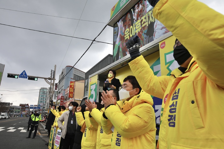 [목포=뉴시스] 최진석 기자 = 심상정 정의당 대선 후보가 16일 전남 목포 동부시장 서문에서 지지를 호소하고 있다. (사진=정의당 제공) 2022.02.16. photo@newsis.com *재판매 및 DB 금지