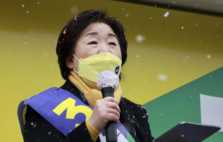 [목포=뉴시스] 최진석 기자 = 심상정 정의당 대선 후보가 16일 전남 목포 동부시장 서문에서 지지를 호소하고 있다. (사진=정의당 제공) 2022.02.16. photo@newsis.com *재판매 및 DB 금지