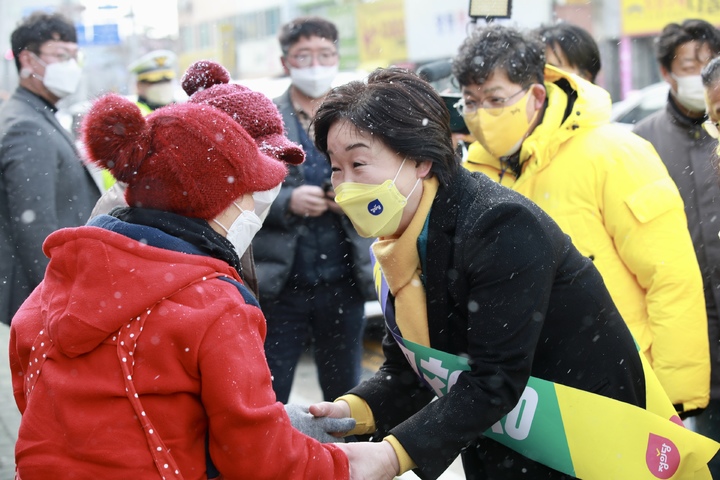 [목포=뉴시스] 최진석 기자 = 심상정 정의당 대선 후보가 16일 전남 목포 동부시장을 찾아 지지를 호소하며 시민과 인사를 하고 있다. (사진=정의당 제공) 2022.02.16. photo@newsis.com *재판매 및 DB 금지