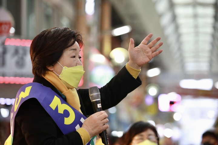 [목포=뉴시스] 최진석 기자 = 심상정 정의당 대선 후보가 16일 전남 목포 동부시장을 찾아 지지를 호소하고 있다. (사진=정의당 제공) 2022.02.16. photo@newsis.com *재판매 및 DB 금지