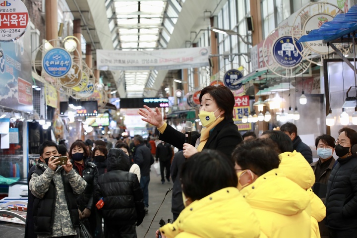 [목포=뉴시스] 최진석 기자 = 심상정 정의당 대선 후보가 16일 전남 목포 동부시장을 찾아 지지를 호소하고 있다. (사진=정의당 제공) 2022.02.16. photo@newsis.com *재판매 및 DB 금지