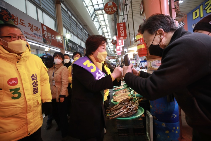 [목포=뉴시스] 최진석 기자 = 심상정 정의당 대선 후보가 16일 전남 목포 동부시장을 찾아 지지를 호소하며 시민과 인사를 나누고 있다. (사진=정의당 제공) 2022.02.16. photo@newsis.com *재판매 및 DB 금지
