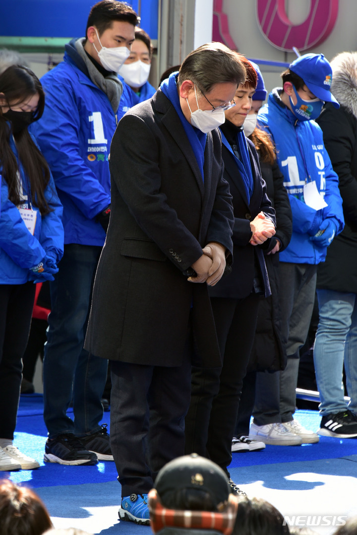 [서울=뉴시스] 국회사진기자단 = 이재명 더불어민주당 대선 후보가 16일 서울 강남구 강남역 인근에서 열린 'JM은 강남스타일!' 선거 유세에 앞서 안철수 국민의당 대선 후보 관계자의 유세버스 사망사고 관련 고인들의 명복을 기리며 묵념을 하고 있다. 2022.02.16. photo@newsis.com