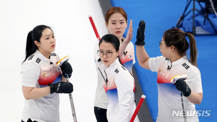 [베이징(중국)=뉴시스] 김병문 기자 = 16일 중국 베이징 내셔널 아쿠아틱 센터에서 열린 2022 베이징 동계올림픽 컬링 여자 한국과 스위스의 경기, 대한민국 팀킴이 하이파이브하고 있다. 2022.02.16. dadazon@newsis.com
