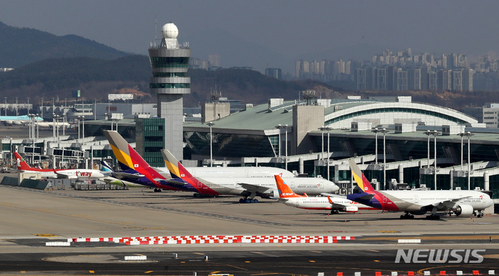 [인천공항=뉴시스] 추상철 기자 = 사진은 지난달 16일 오후 인천국제공항에 주기된 항공기의 모습. 2022.03.01. scchoo@newsis.com