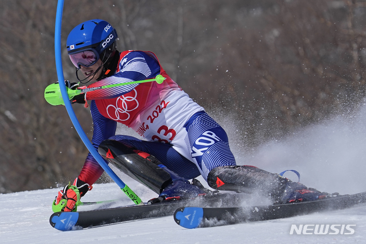 [베이징=AP/뉴시스] 정동현(하이원리조트)이 16일 중국 베이징의 옌칭 국립 알파인스키센터에서 열린 2022 베이징동계올림픽 스키 알파인 남자 회전에서 레이스를 펼치고 있다. 2022.02.16