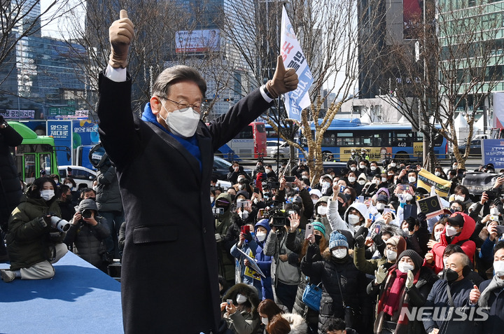 [서울=뉴시스] 국회사진기자단 = 이재명 더불어민주당 대선 후보가 16일 서울 강남구 강남역 인근에서 열린 'JM은 강남스타일!' 선거 유세에서 지지를 호소하고 있다. 2022.02.16. photo@newsis.com