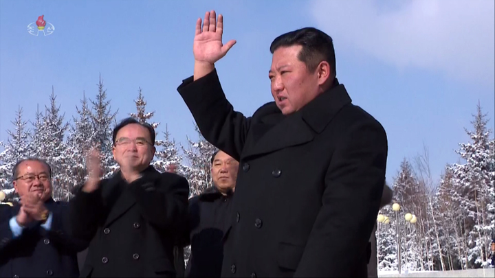 [서울=뉴시스] 16일 오전 북한 조선중앙TV는 지난 15일 김정일 탄생 80돌 경축 중앙보고대회가 량강도 삼지연시 김정일 동상 앞에서 열렸다고 보도했다. (사진= 조선중앙TV 캡처) 2022.02.16. photo@newsis.com *재판매 및 DB 금지