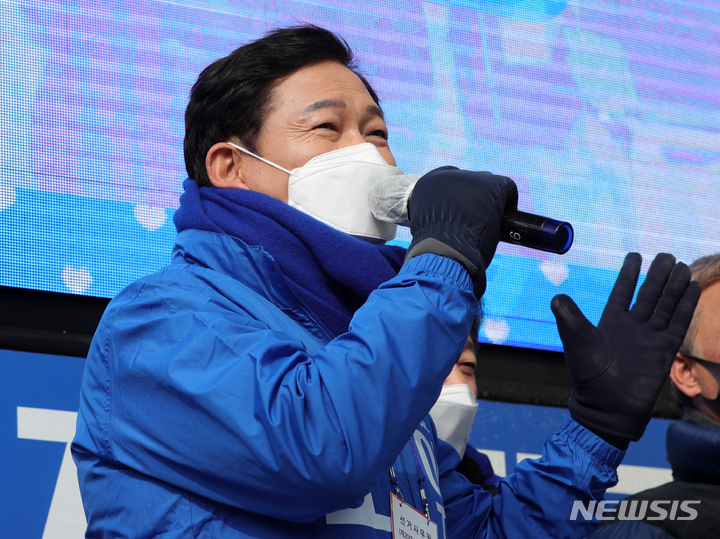 [전주=뉴시스] 김얼 기자 = 송영길 더불어민주당 당대표가 16일 전북 전주시 평화사거리 유세현장을 방문해 이재명 후보의 지지를 호소하고 있다. 2022.02.16. pmkeul@nwsis.com