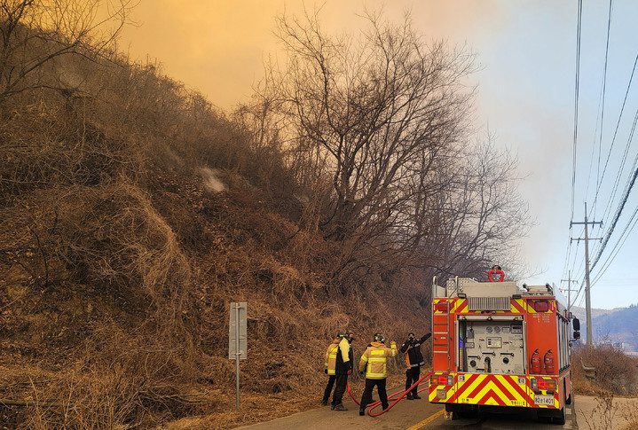 [서울=뉴시스] 백동현 기자 = 16일 경북 영덕군 산불 현장 인근에 민가 보호를 위한 소방차량이 배치돼있다. (사진=소방청 제공) 2022.02.16. photo@newsis.com *재판매 및 DB 금지