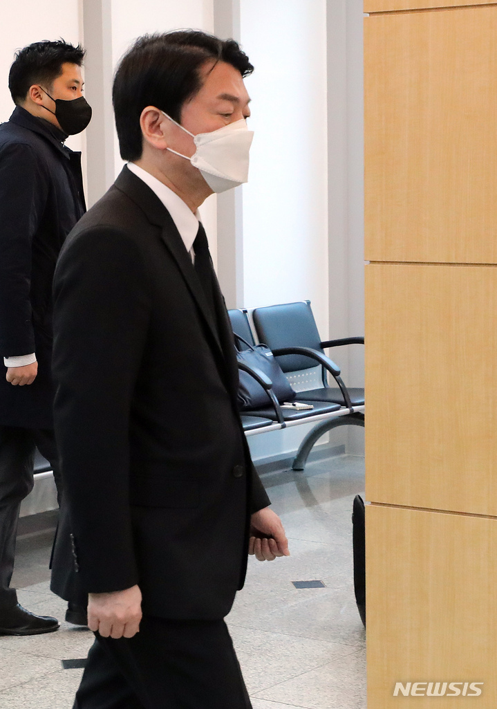 [천안=뉴시스] 강종민 기자 = 국민의당 안철수 대선 후보가 16일 오후 유세버스 사고로 숨진 고(故) 손평오 국민의당 충남 논산·계룡·금산 지역 선거대책위원장 빈소가 마련된 천안 단국대학교병원 장례식장에 침통한 표정으로 들어서고 있다. 2022.02.16. ppkjm@newsis.com