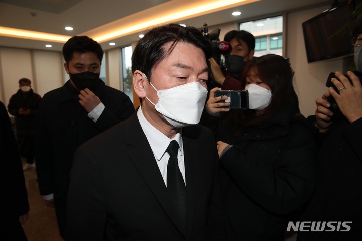 [천안=뉴시스] 전신 기자 = 안철수 국민의당 대선후보가 16일 오후 충남 천안시 단국대학교병원 장례식장에서 유세 버스 사고로 숨진 고(故) 손평오 국민의당 충남 논산·계룡·금산 지역 선거대책위원장 빈소로 들어가고 있다. (공동취재사진) 2022.02.16. photo@newsis.com