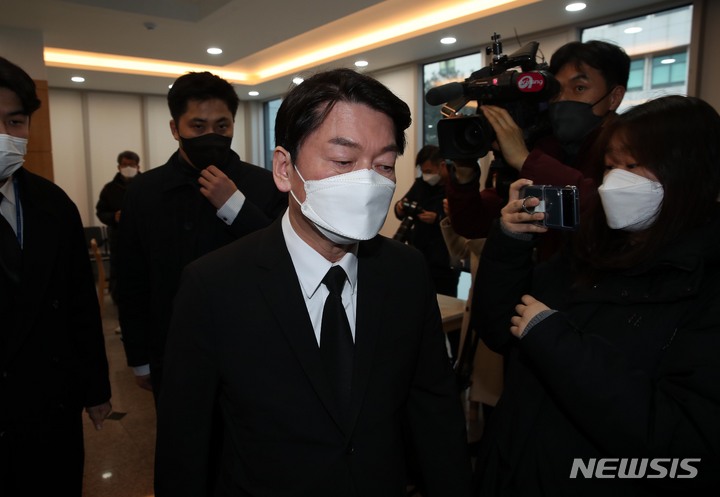 [천안=뉴시스] 전신 기자 = 안철수 국민의당 대선후보가 지난 16일 오후 충남 천안시 단국대학교병원 장례식장에서 유세 버스 사고로 숨진 고(故) 손평오 국민의당 충남 논산·계룡·금산 지역 선거대책위원장 빈소로 들어가고 있다. (공동취재사진) 2022.02.16. photo@newsis.com