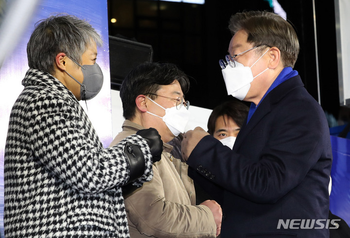 [서울=뉴시스] 국회사진기자단 = 이재명 더불어민주당 대선 후보가 16일 서울 송파구 잠실새내역 인근 광장에서 열린 ‘서울 앞으로, 민생 제대로’ 집중유세에 참석해 가수 이은미와 인사를 나누고 있다. 2022.02.16. photo@newsis.com