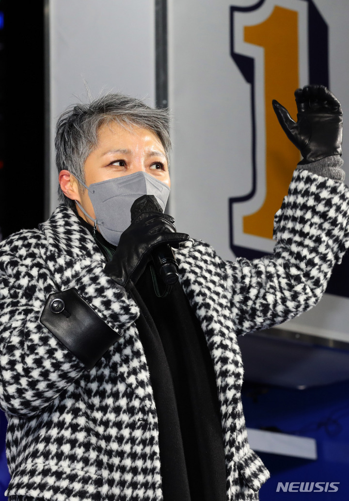 [서울=뉴시스] 국회사진기자단 = 가수 이은미가 16일 서울 송파구 잠실새내역 인근 광장에서 열린 이재명 더불어민주당 대선 후보의 ‘서울 앞으로, 민생 제대로’ 집중유세에 앞서 찬조연설을 하고 있다. 2022.02.16. photo@newsis.com