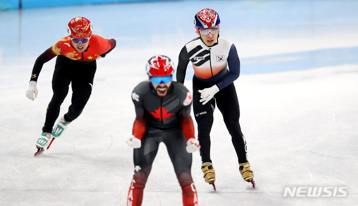 [베이징(중국)=뉴시스] 홍효식 기자 = 16일 오후 중국 베이징 캐피털 실내경기장에서 열린 2022 베이징동계올림픽 쇼트트랙 남자 5000m 계주 결승, 한국 곽윤기가 2위로 결승선을 통과하고 있다. 2022.02.16. yesphoto@newsis.com